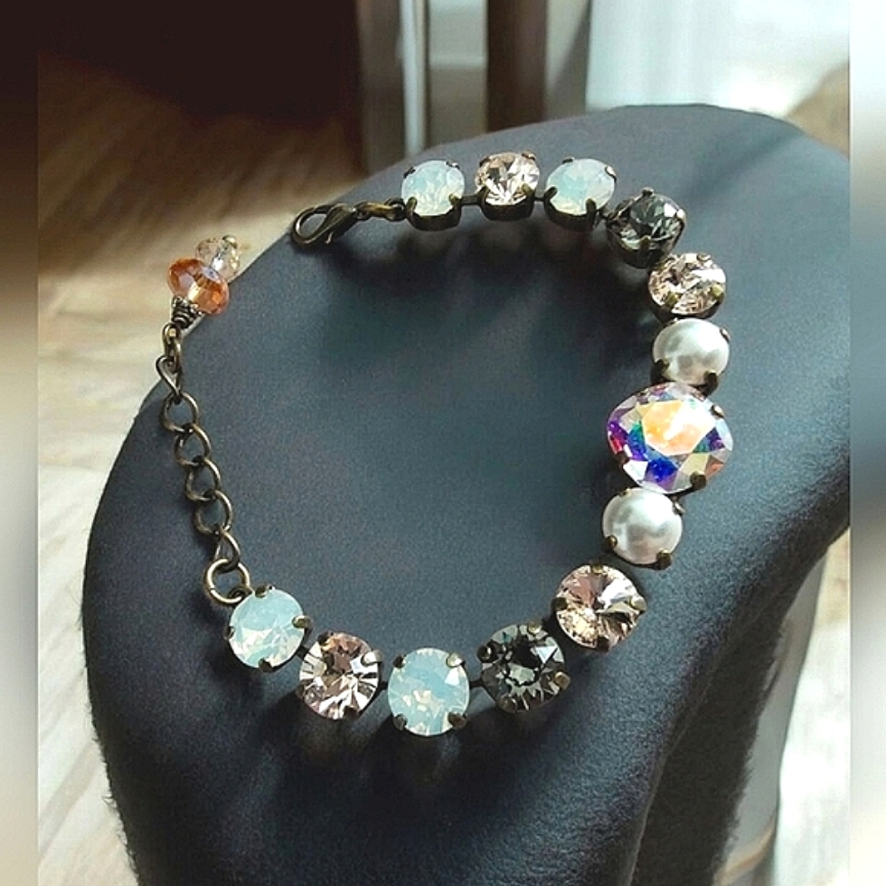 Vintage-Inspired Handmade Crystal & Pearl Bracelet with Antique Brass Setting - Picture 1 of 9